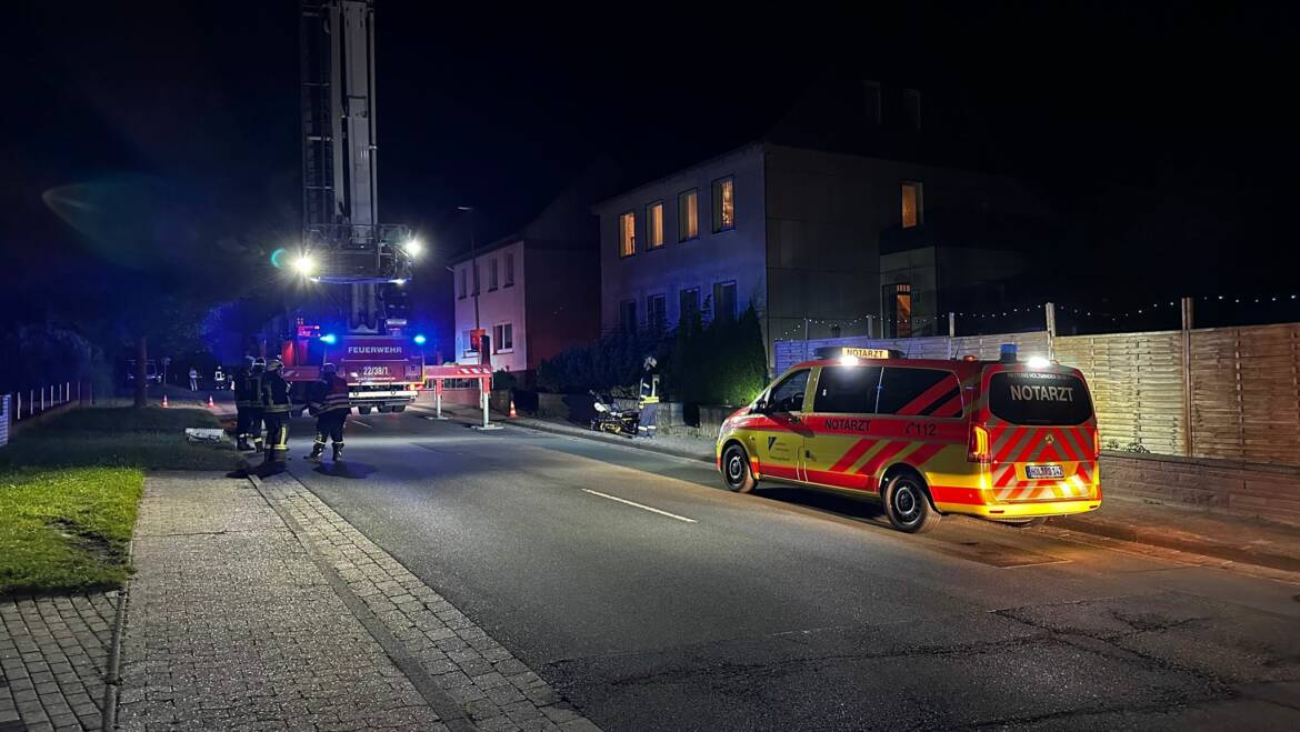 Erneute Tragehilfe mit Hubrettungsfahrzeug in Deensen