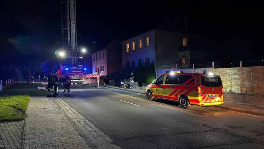 Erneute Tragehilfe mit Hubrettungsfahrzeug in Deensen
