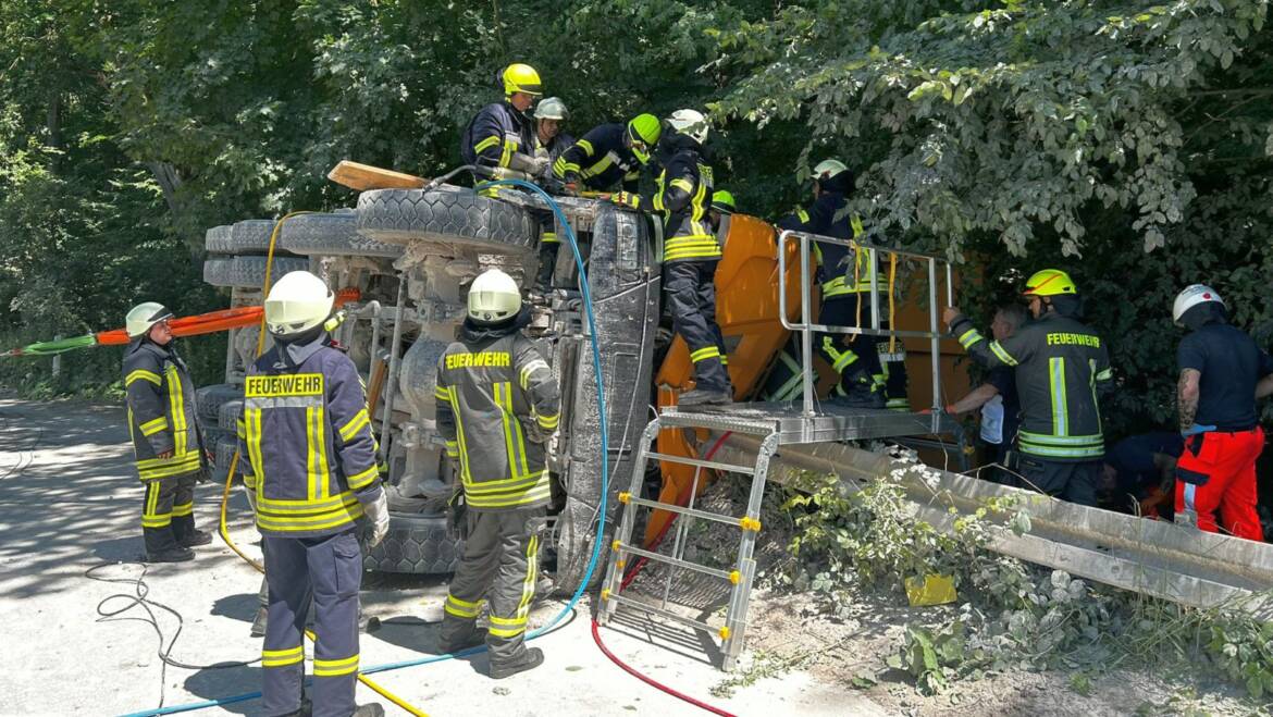 Unfall im Steinbruch: Eingeklemmte Person in Lastkraftwagen