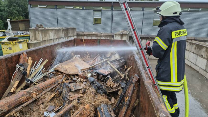 Nachlöscharbeiten von entsorgtem Brandgut eines Wohnhausbrandes