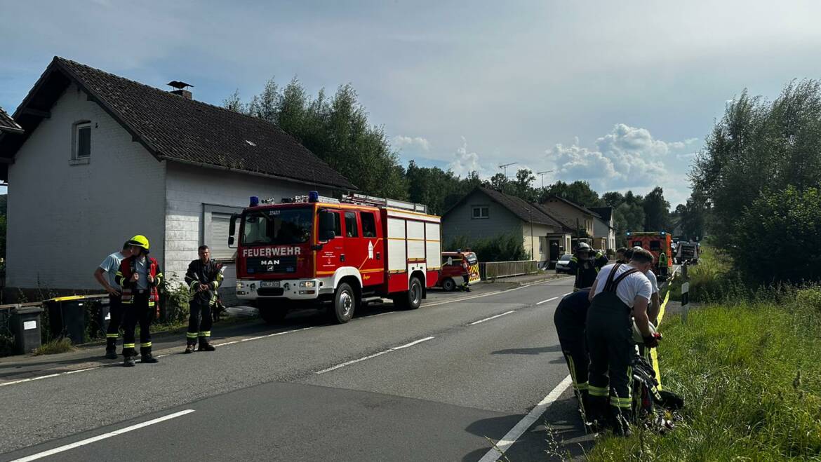 Einsatz zu einem vermutlichen Brand in Lenne. Transporter qualmt bei Linnenplan