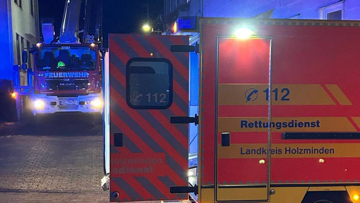 Nächtliche Tragehilfe mit Hubrettungsfahrzeug in der Stadtoldendorfer Altstadt