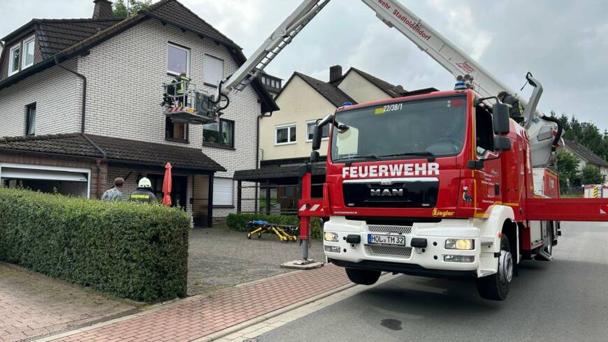 Rettung aus 1. OG: Tragehilfe für den Rettungsdienst