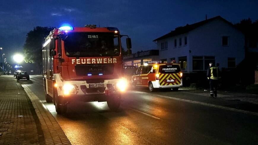 Fahrzeug mit Traktormotor auf dem Anhänger verliert Öl und verteilt es im Stadtgebiet von Stadtoldendorf