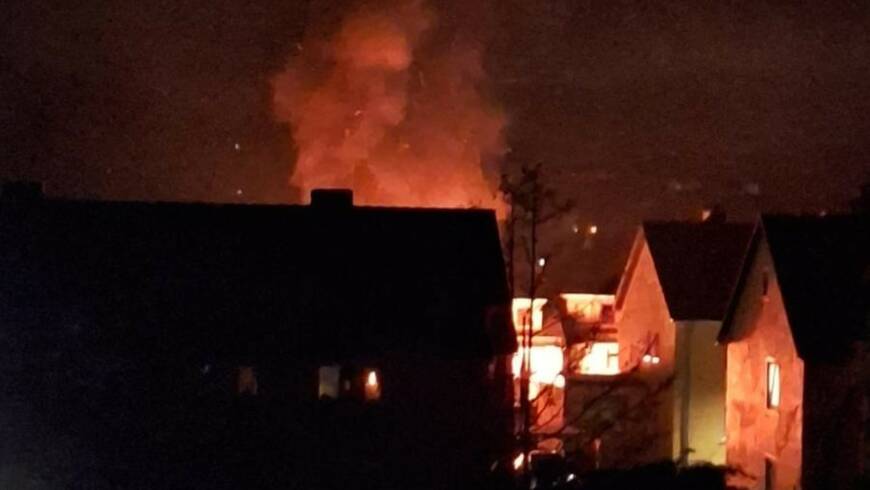 Zwei Verletzte nach Vollbrand einer Gartenhütte in einem Wohngebiet