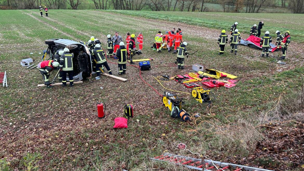 Fahrzeug überschlägt sich. Schwerer Unfall auf B64 bei Eimen. Rettungshubschrauber im Einsatz