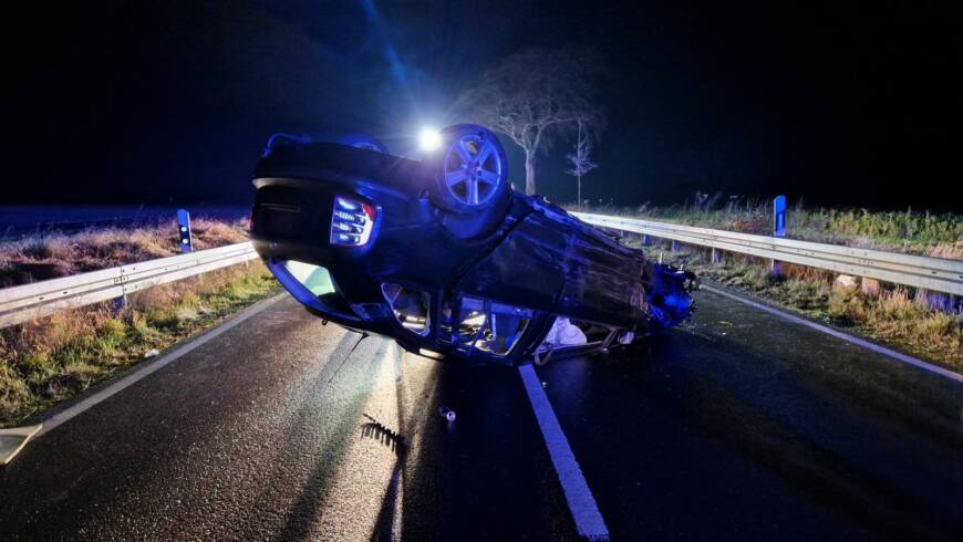 Nächtliche Verkehrssicherung nach Verkehrsunfall auf Landesstraße zwischen Deensen und Braak