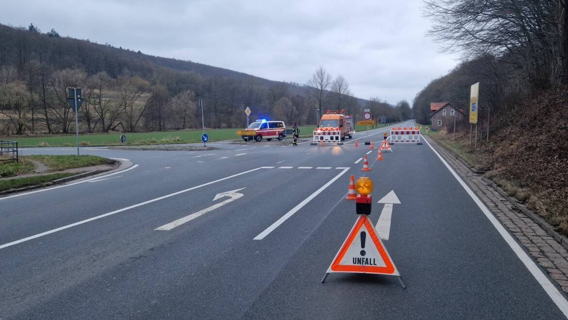 LKW gegen Baum bei Wickensen. Stundenlange Sperrung der Bundesstraße