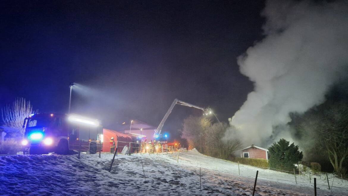 Brennt kleines Ferienhaus in Hellental;  Löschwasser gefriert an der Einsatzstelle