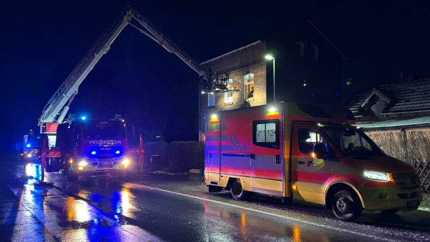 Morgendliche Tragehilfe mit Hubrettungsfahrzeug bei Arholzen