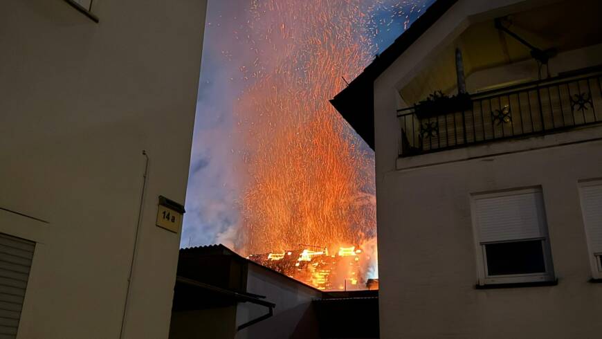 Feuer 3 Dachstuhl Großeinsatz in der engen Altstadt von Holzminden