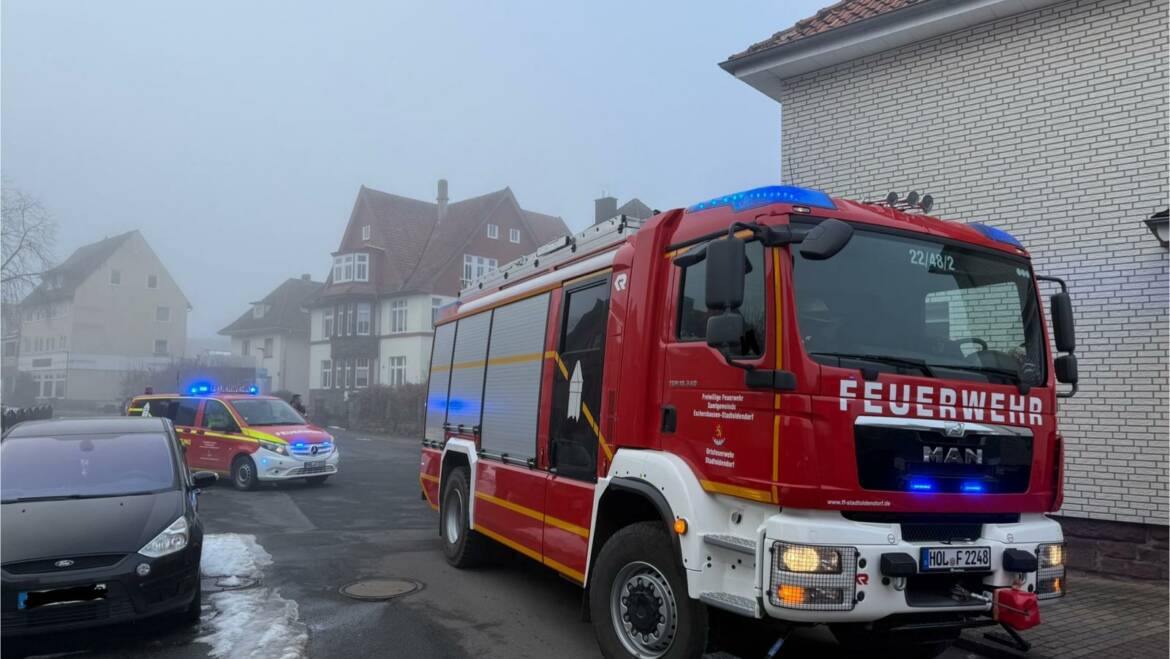 Feuerwehr rückt aus zur Türöffnung in Stadtoldendorf