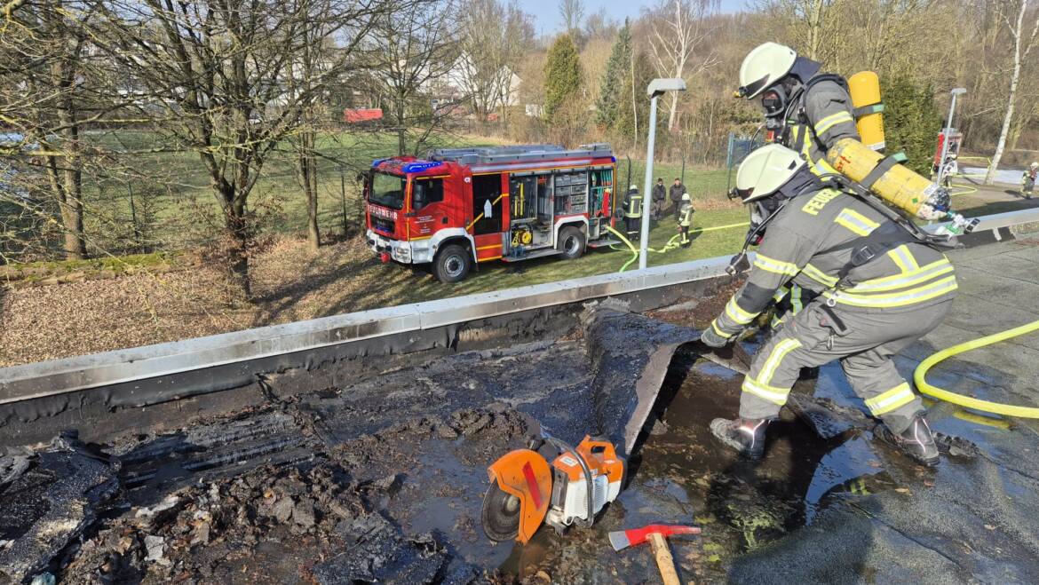 Feuer Dachstuhl: Starke Rauchentwicklung an Vorgebäude der großen Kreissporthalle