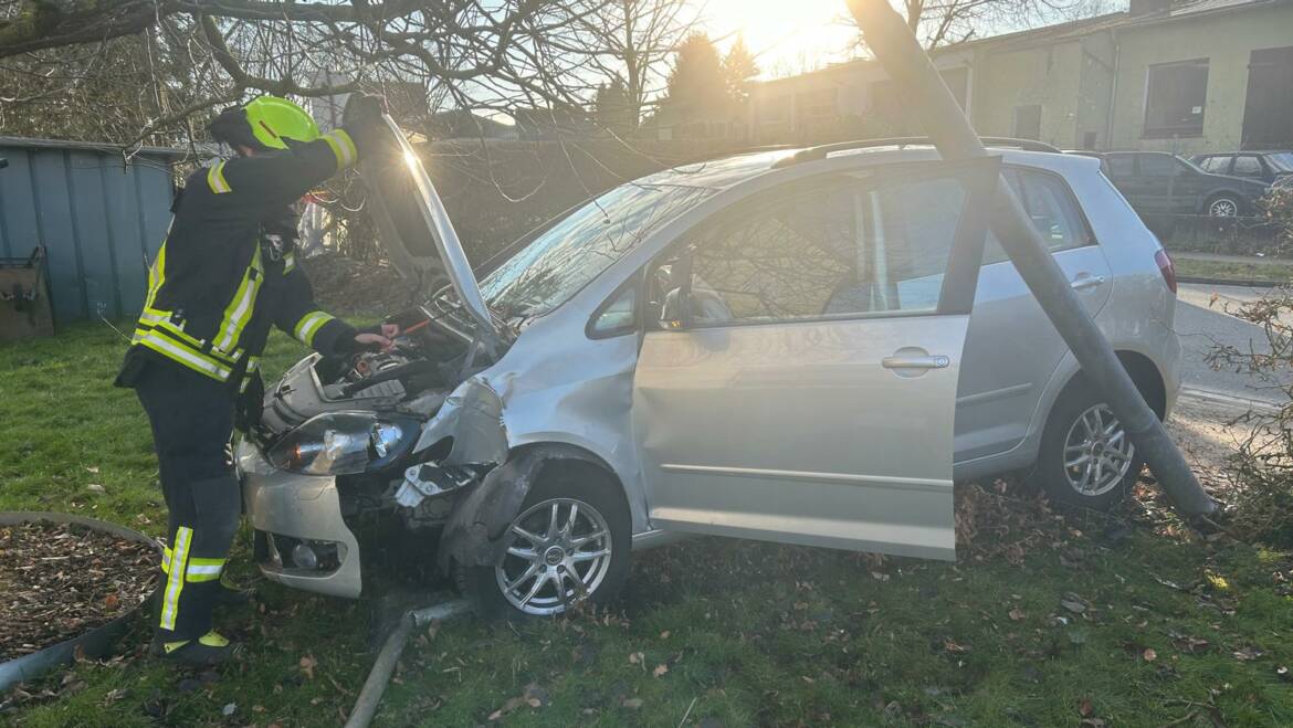 Verkehrsunfall in Stadtoldendorf. Pkw fährt gegen Laterne und durchbricht eine Hecke