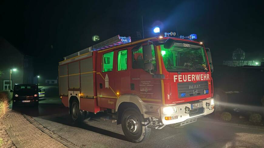 Brennt Holzstapel in Hellental. Erneuter Einsatz der Wehren aus Hellental und Stadtoldendorf