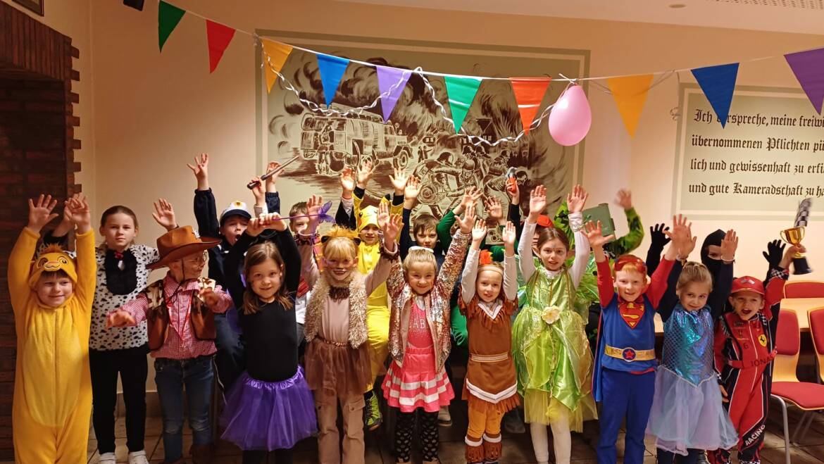 Karneval bei der Feuerwehr.  Strolche feiern ausgelassen Rosenmontag im  Feuerwehrhaus