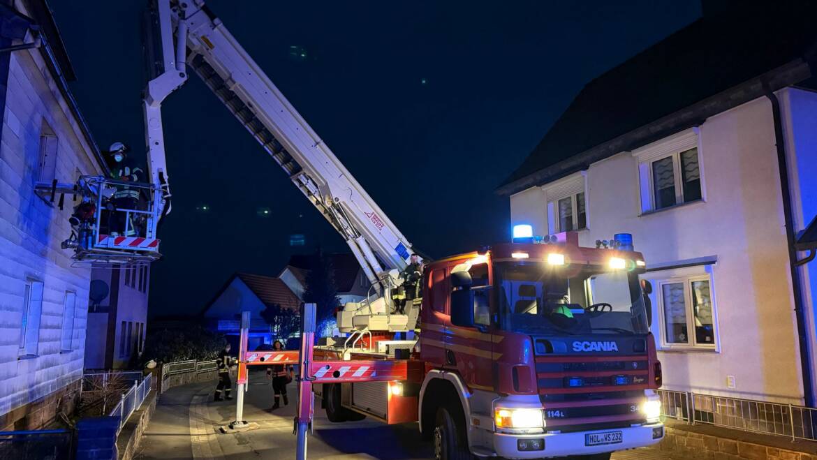 Abendlicher Einsatz des Ersatz-Hubrettungsfahrzeug in Deensen zur Tragehilfe