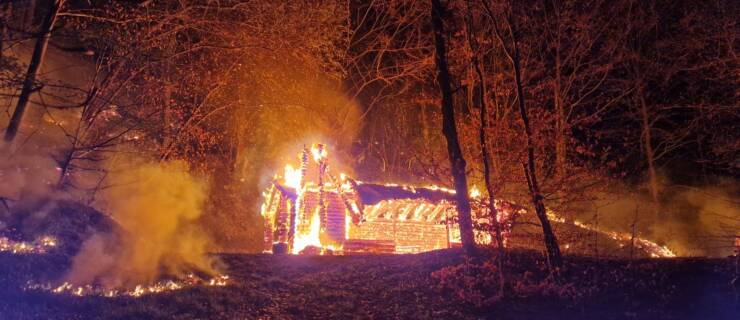 Erneut größerer Brand in Hellental. Brennt Grillhütte und Wald außerhalb des Ortes
