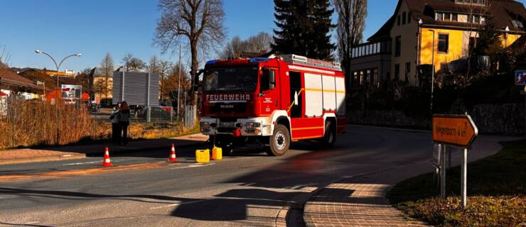 Traktor verliert Öl und verteilt dies von Stadtoldendorf bis Negenborn