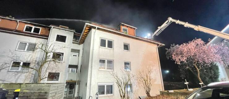 Feuer Dachstuhl in Göttingen Rosdorf. Spezialgerät wird vor Ort benötigt.