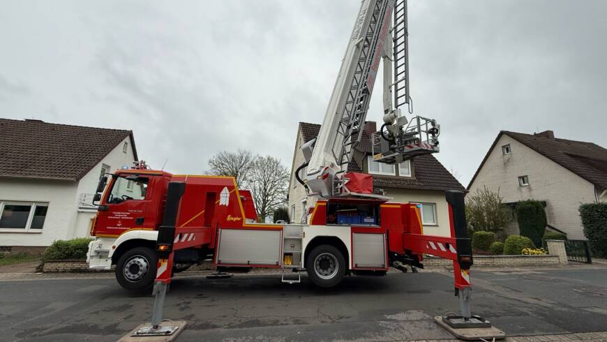 Hubrettungsfahrzeug im Einsatz. Trageunterstützung für Rettungsdienst in Eschershausen
