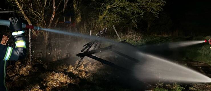 Brennt Strohunterstand in der Nacht. Erneutes Großaufgebot an Einsatzkräften in Hellental
