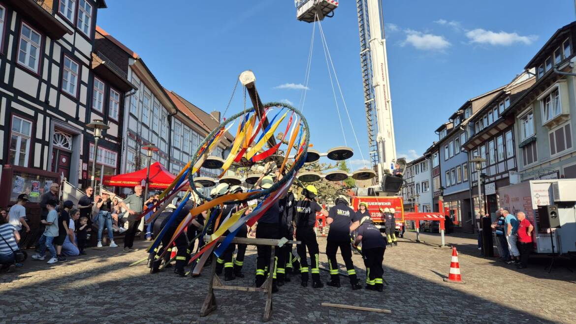 Stadtoldendorfer Feuerwehr und Bürger feiern das traditionelle Maibaumaufstellen