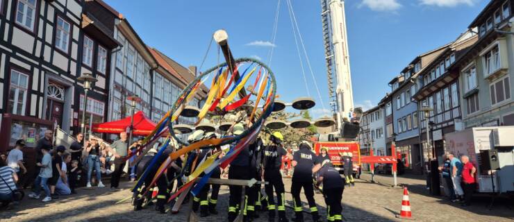 Stadtoldendorfer Feuerwehr und Bürger feiern das traditionelle Maibaumaufstellen