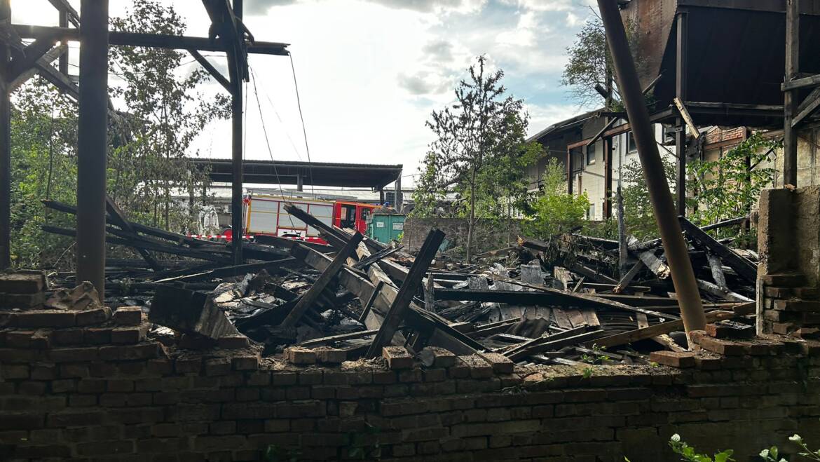 Brandnachschau nach Großbrand in leerstehender Lagerhalle am Warteweg