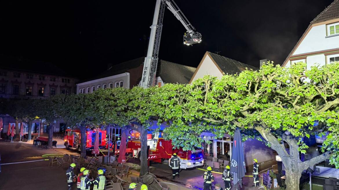 Erneuter Großbrand.  Feuer 3 Dachstuhl in der Holzmindener Innenstadt.