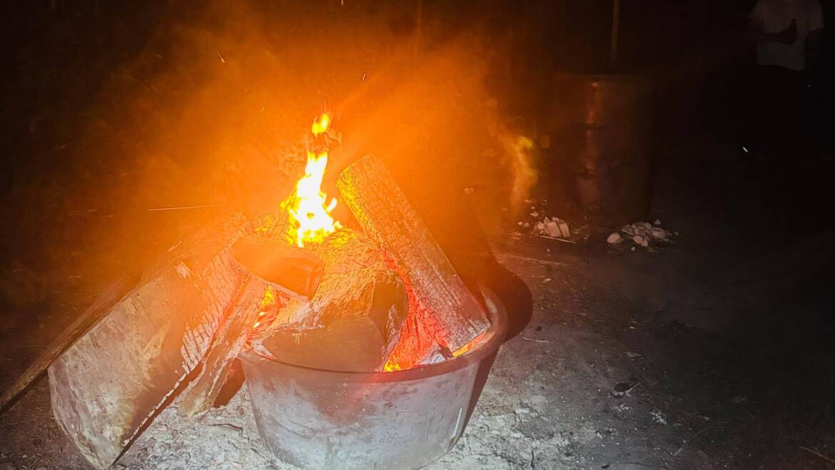 Erneute nächtliche Alarmierung zu einem Feuer. Eine Hütte bei Wangelnstedt soll brennen.
