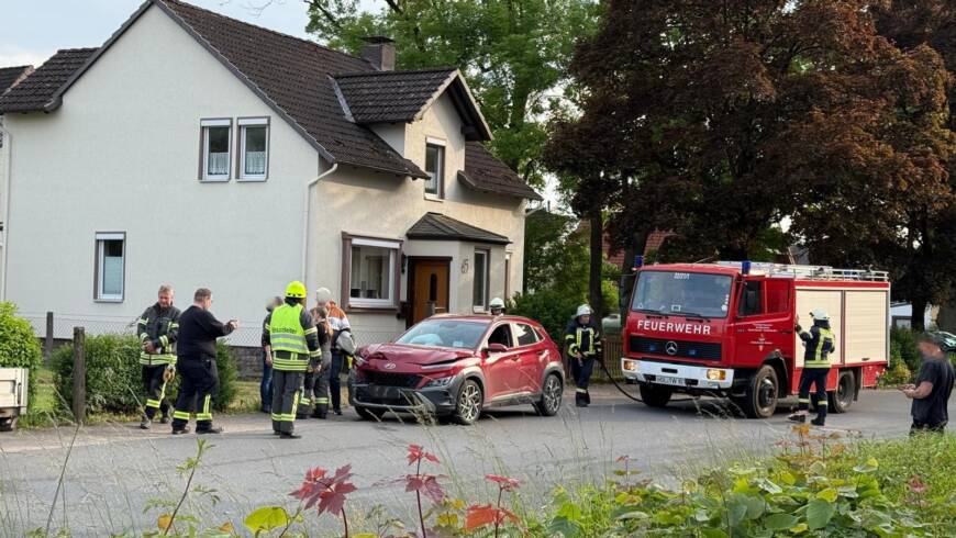 PKW gegen Anhänger in Arholzen. Feuerwehren im Einsatz