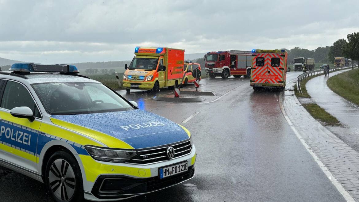 Alarmierung zur Verkehrsabsicherung . Unfall auf Landesstraße 583 an Kreuzung ehem.  „Drei Linden“