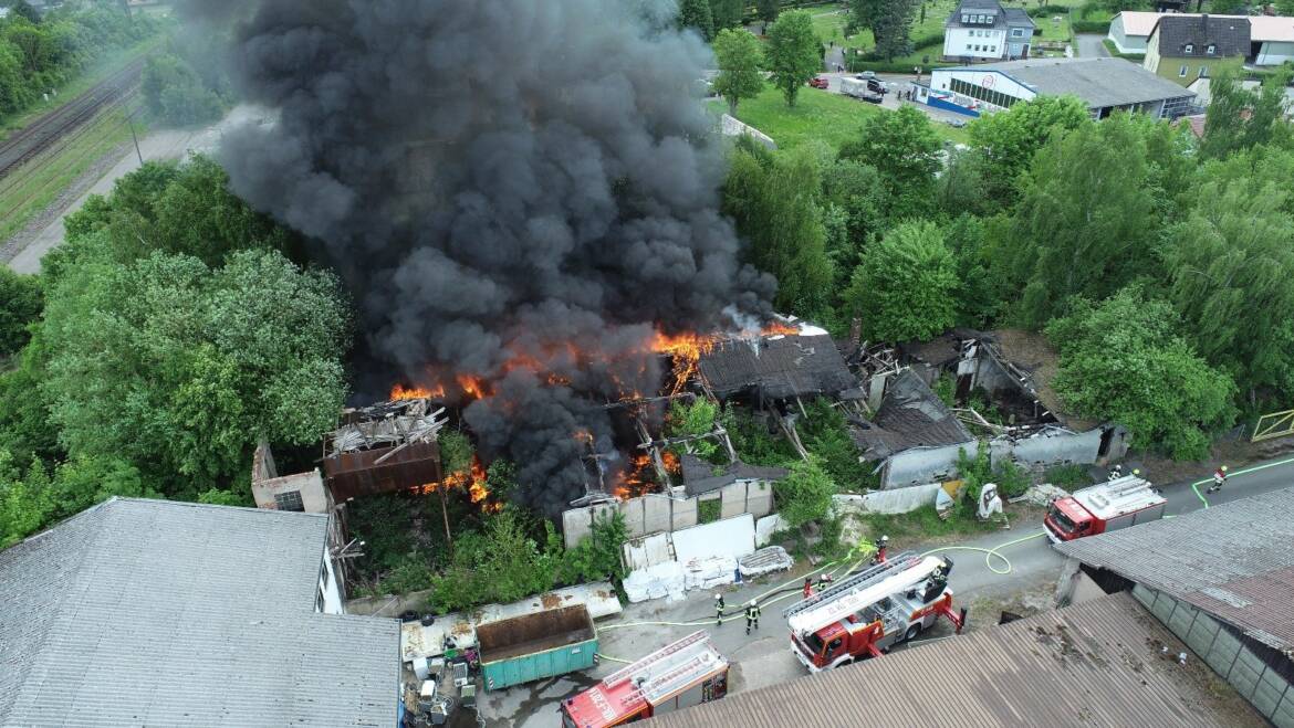 Großbrand an leerstehender Lagerhalle im Gewerbegebiet Warteweg