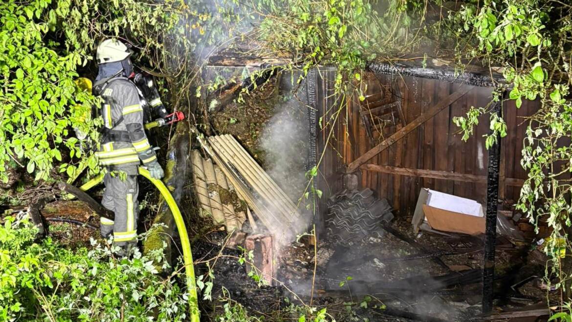 Wieder Feuer nahe Hellental: Holzschuppen brennt im Wald