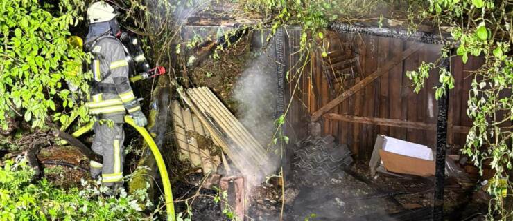 Wieder Feuer nahe Hellental: Holzschuppen brennt im Wald