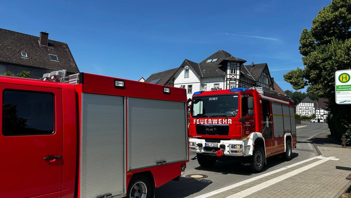 Alarm zur Türöffnung in Merxhausen. Feuerwehren und Rettungsdienst im  Einsatz