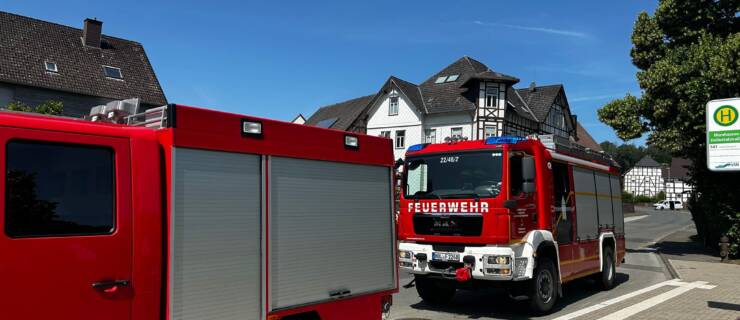 Alarm zur Türöffnung in Merxhausen. Feuerwehren und Rettungsdienst im  Einsatz