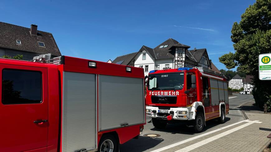 Alarm zur Türöffnung in Merxhausen. Feuerwehren und Rettungsdienst im  Einsatz