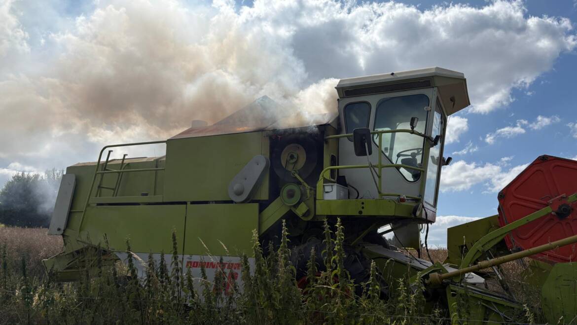 Mähdrescherbrand bei Wangelnstedt. Feuerwehren im sommerlichen Einsatz