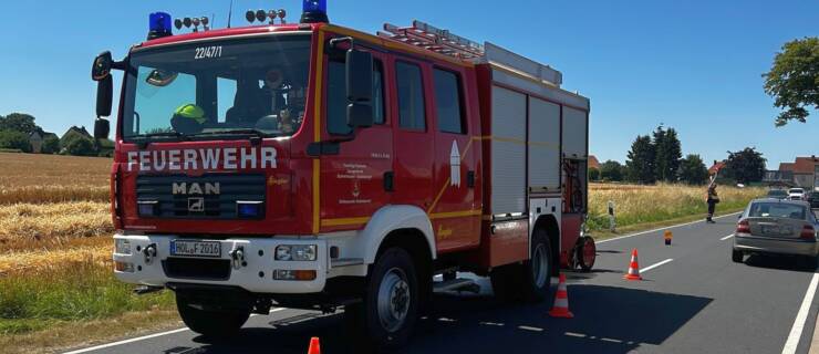 Kleiner Flächenbrand auf trockenem Feld