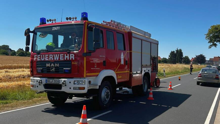 Kleiner Flächenbrand auf trockenem Feld
