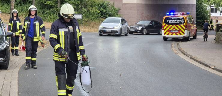 Ölspur nach Defekt eines Fahrzeuges