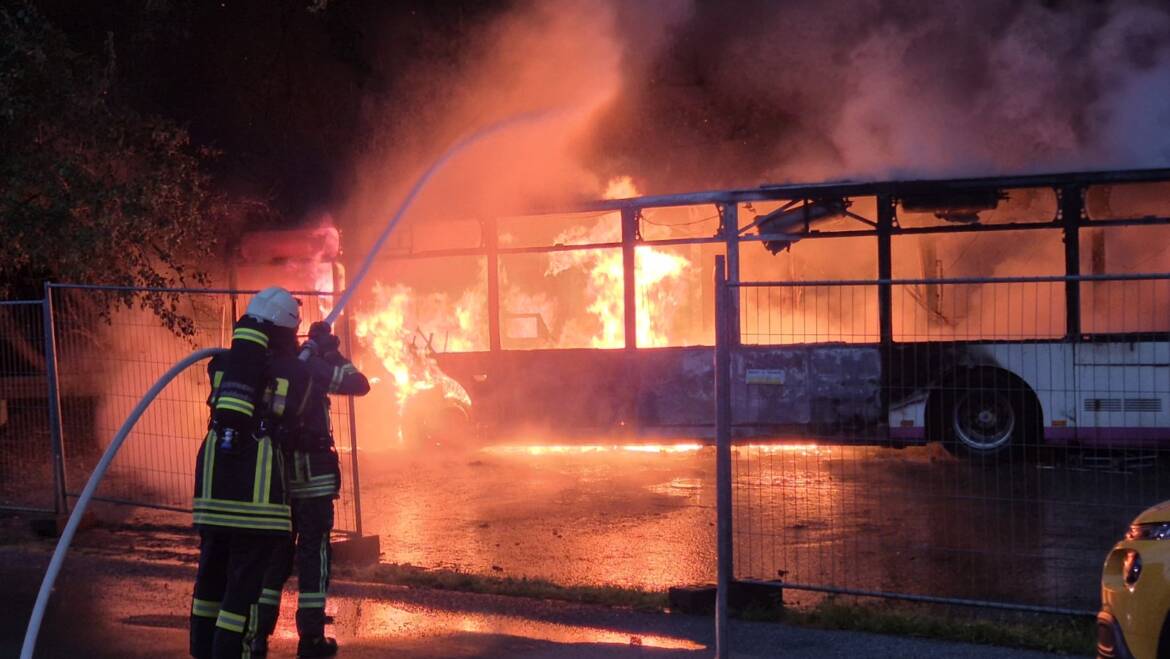 Vermeintliches Feuer einer Lagerhalle ist ein brennender Bus auf einem Schrottplatz