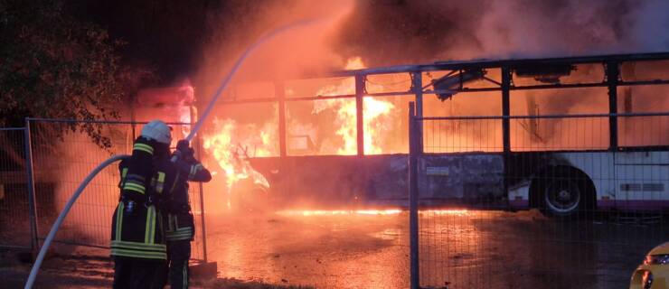 Vermeintliches Feuer einer Lagerhalle ist ein brennender Bus auf einem Schrottplatz