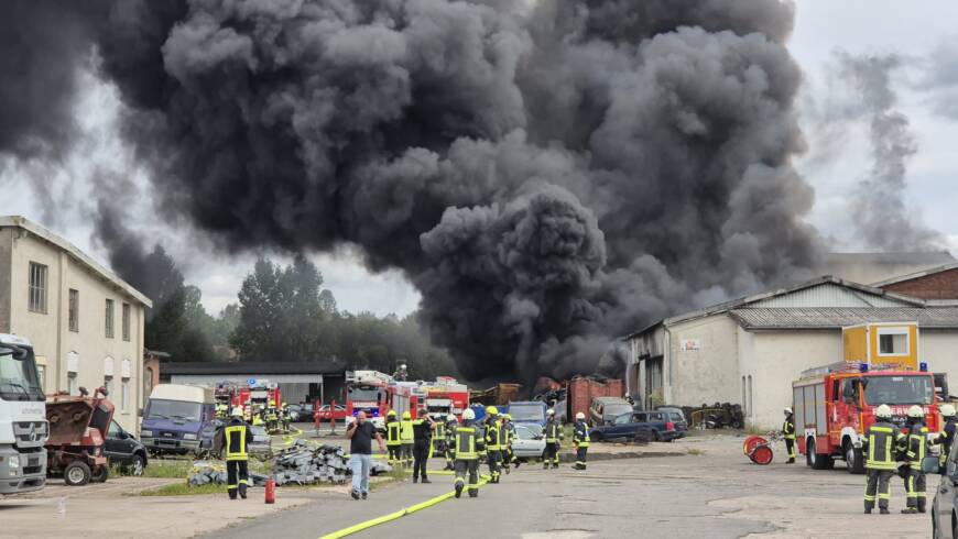 Brand mehrerer Lager- und Werkstatthallen eines Autoverwertungsunternehmens