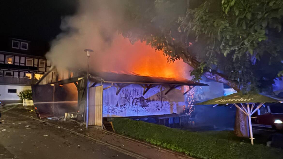 Erneuter Brand in Hellental. Brennt Werkstattschuppen im Ort