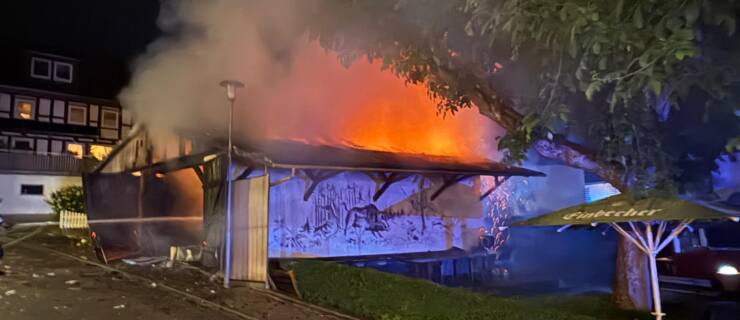 Erneuter Brand in Hellental. Brennt Werkstattschuppen im Ort