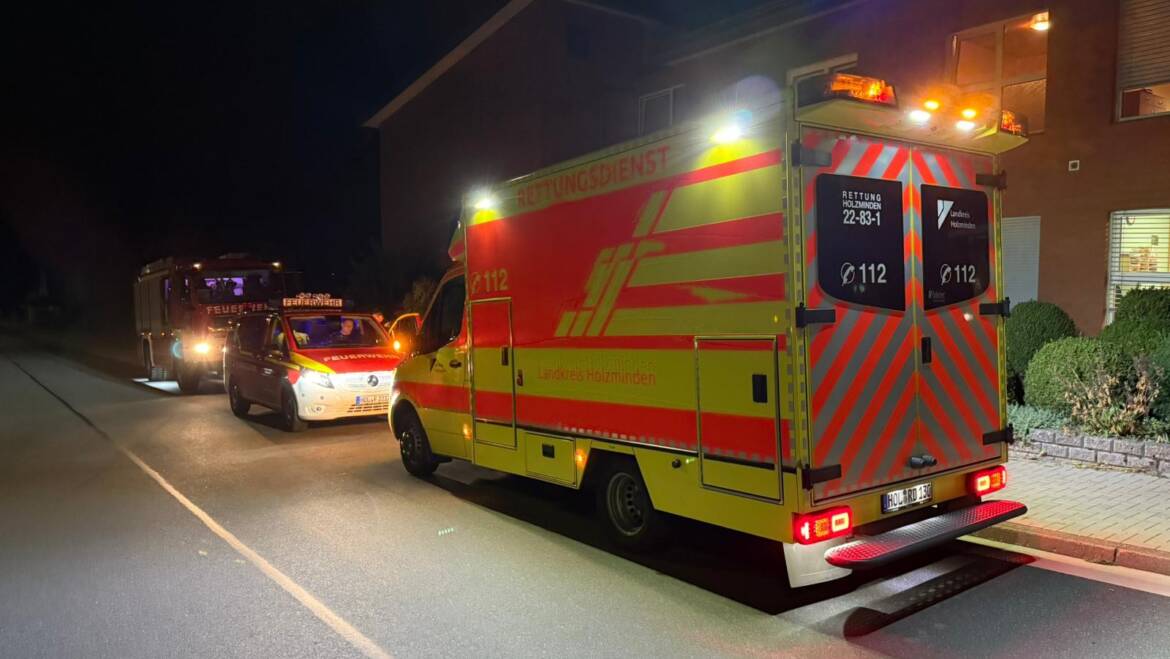 Hilflose Person hinter verschlossener Tür. Feuerwehr im nächtlichen Kurzeinsatz