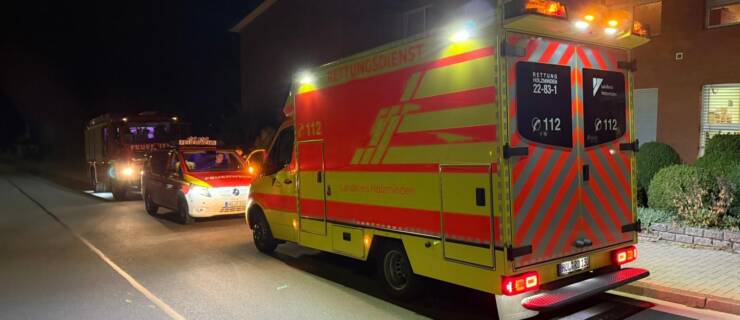 Hilflose Person hinter verschlossener Tür. Feuerwehr im nächtlichen Kurzeinsatz